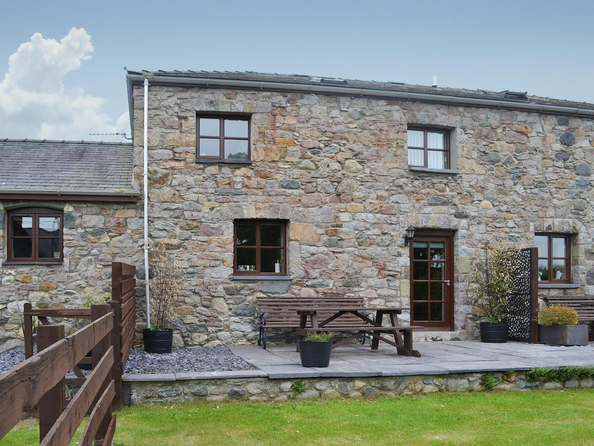 Llofft Yr Yd - 16984 Villa Brynsiencyn Bagian luar foto